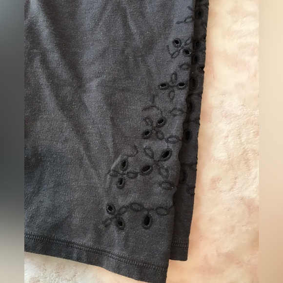 Cute Symmetrically Designed Capri Leggings - Picture 3 of 4